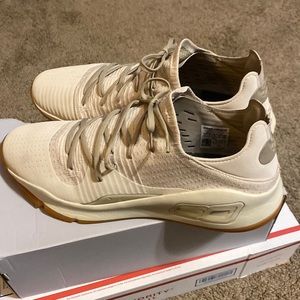 Men’s basketball shoes